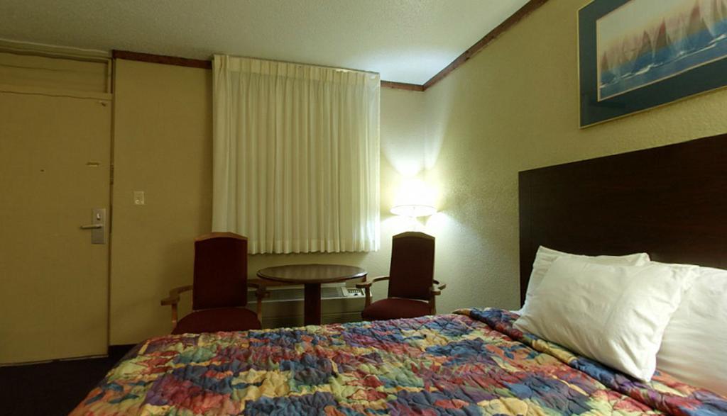 Americas Best Value Inn Newton Cameră foto